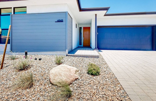 Single level snowbird-friendly home with fenced backyard, washer/dryer, WiFi