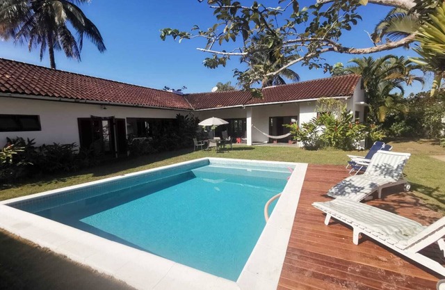 Single Storey House with Large Garden and Pool - 4 Bedrooms wifi, air conditioning
