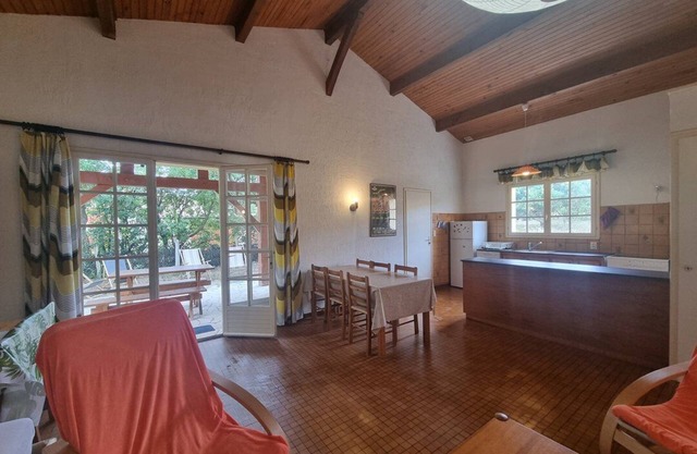 Single-storey house for 5 holidaymakers with shared garden at the foot of the supervised beach.