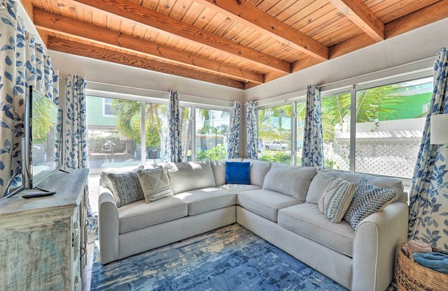 'Siren Song' - Cozy Marathon Getaway w/Garden!