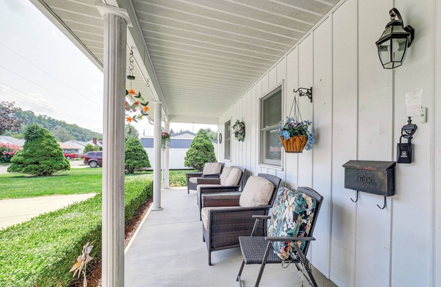 Sistersville Home w/Sunroom: Half-Mi to River