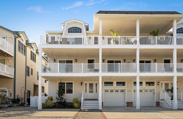 Six bedroom, 5.5 bath townhome that sleeps 14