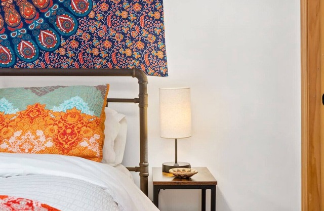 Ski Discounts! Eclectic Condo 5-min to Meow Wolf