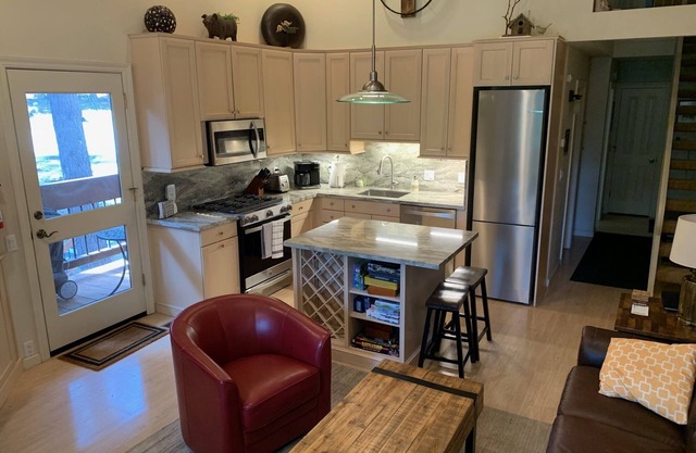 SKI IN/OUT-WALK TO NORTHSTAR VILLAGE 2 BEDROOM+LOFT