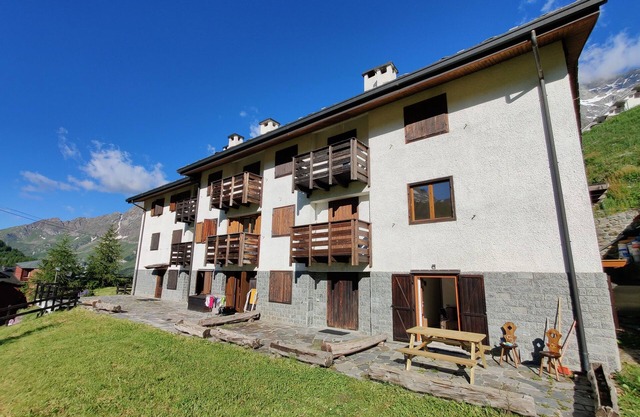 Ski-in-ski-out for 10-12 people 2 apartments