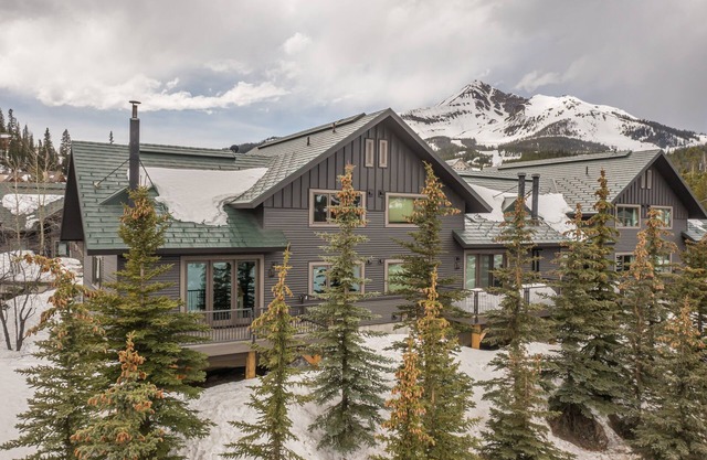 Ski in/Ski out, views of Lake Levinsky, wood burning fireplace - Big Horn Ski Escape!