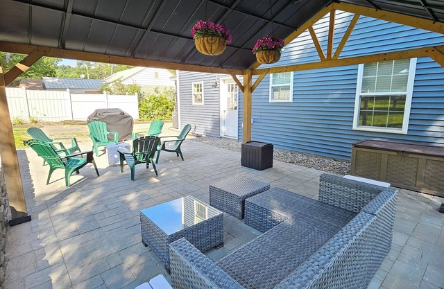 Ski Season is Coming! 4-BR, Sleeps 14, Large Yard