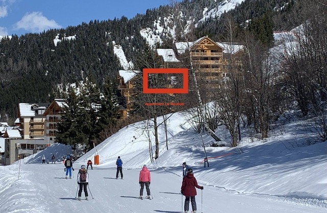 Skicycleoisans 4 * rated accommodation with direct piste access in Oz en Oisans