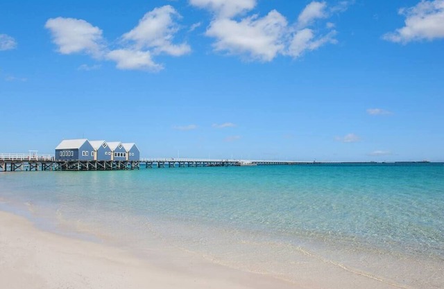 Skippers- 650m from Beach