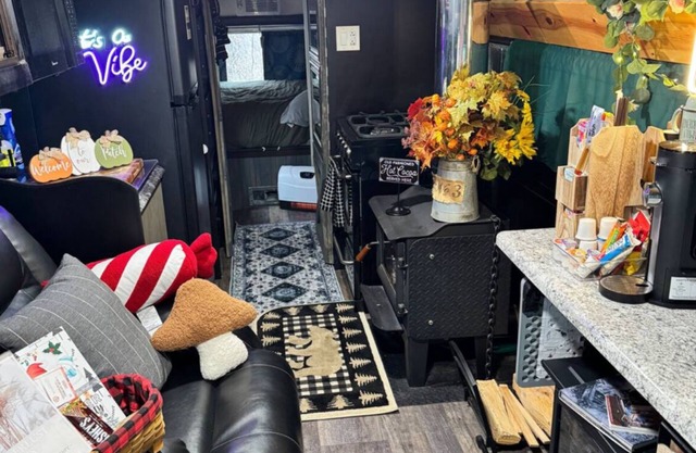 Skoolie Stay on small Ranch w/ seasonal private Hot Tub