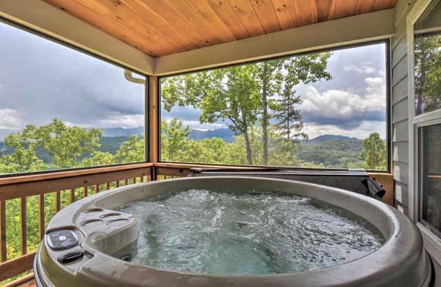 Sky Blue Overlook - Hot Tub and Screened Porch!
