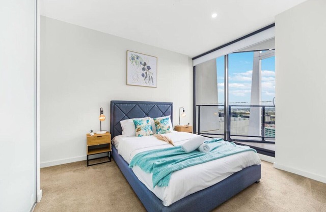 Sky-City-2 mins to Train & Shopping& Everything