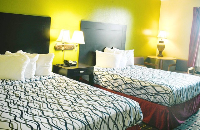 Sky-Palace Inn & Suites Park City Wichita North - 2 Queen Beds NS