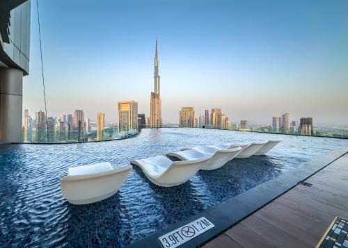 Sky Pool Gem with Iconic Burj Khalifa Views 3Br apartment in Paramount Hotel Midtown