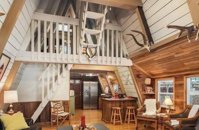 SkyCamp: Exclusive Stevens Pass Retreat w/5 Cabins, Spas & Sauna