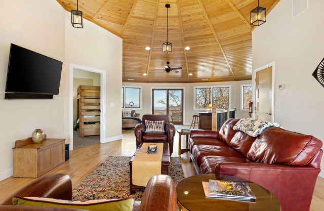 Skytop Chalet | Pet Friendly, Hot Tub & Stunning Mountain Views!
