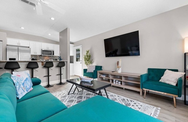 Sleek and Stylish 3-Bedroom Oasis-Pet Friendly