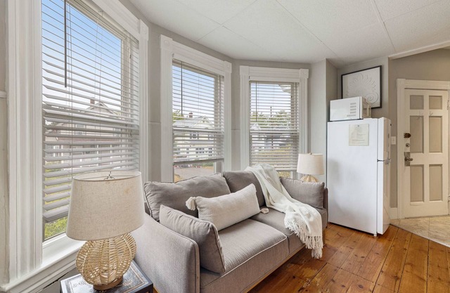 Sleek & Bright 1st Flr Studio Short -Midterm Stays