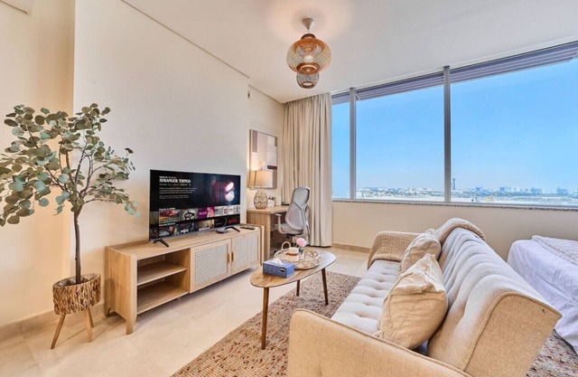 Sleek DIFC Studio: Perfect for Business & Leisure