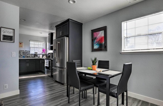 Sleek Downtown Apt: Balcony, Walk to UC Davis