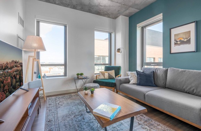Sleek Kendall Sq 2BR, Gym, Doorman, walk to MIT by Blueground