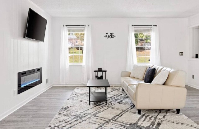 Sleek & Stylish 3BR | Pet Friendly | Sleeps 6