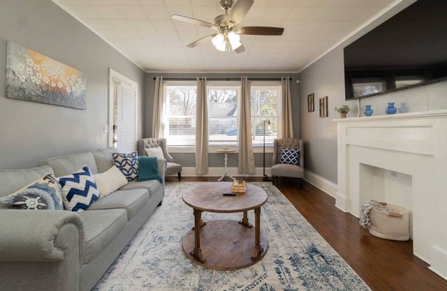 Sleek & Stylish Apt w/2 King Rooms - 10 Mins to DT!