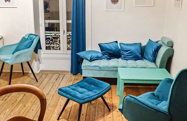Sleep at a shrink's! Top originality! Charming furnished apartment in the heart of town