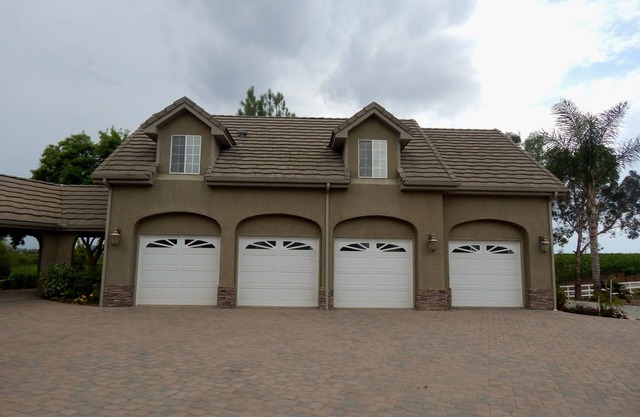 SLEEP IN THE VINES! Perfect for 2 − 4 people!