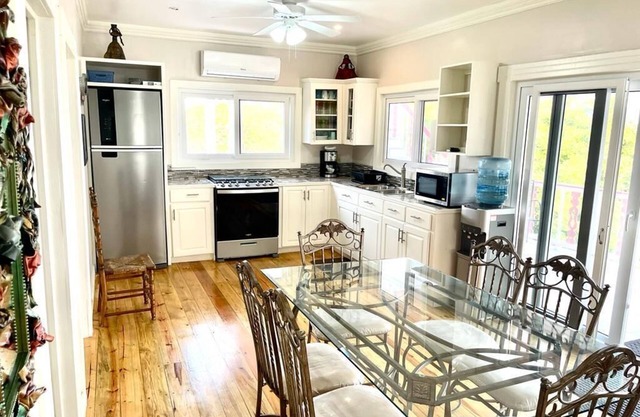 Sleep up to 10 guests in Utila apt with Caribbean Ocean views