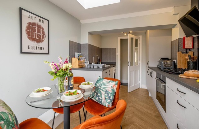 Sleepers Cottage - sleeps 4 guests in 2 bedrooms