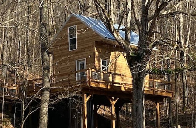 sleepin bear · NO SUNDAY CHECK INS TREEHOUSE CABIN , hot tub,
