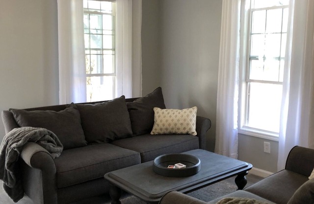 Sleeps 1 - 3 Chesterton House: Clean, Stylish, Family Friendly, and Close to BC