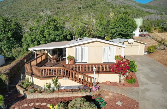 Sleeps 10, lake views, gameroom and more! Pet-friendly+free watercraft parking!