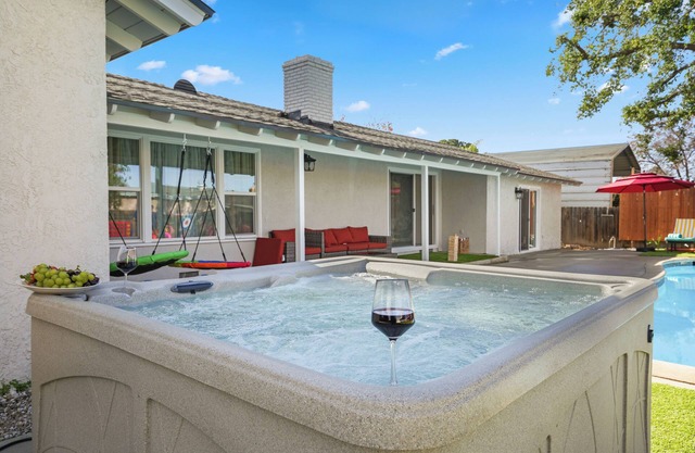 Sleeps 12 - Hot Tub - Pool - Game Room & Fire Pit
