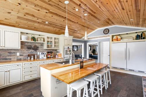 Sleeps 12, Indoor and Outdoor Theaters, Batting Cage, & Games!