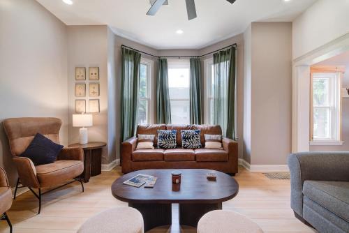 Sleeps 16 Near Fiserv Hot Tub Arcade Theater