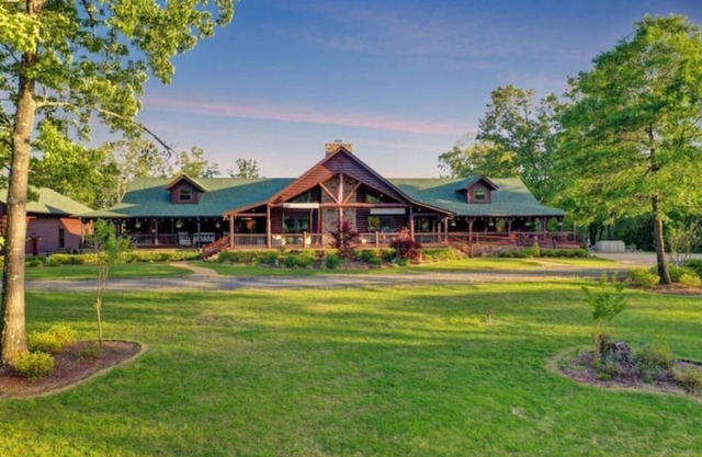 Sleeps 18 Premium Immersive Experience @ Upscale Luxury LogVilla ~ Hot Springs