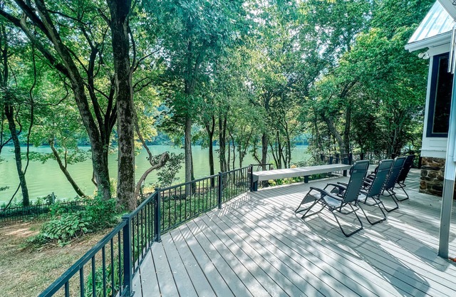 Sleeps 18, Stunning Home, Breathtaking Views of The White River, New Furnishings