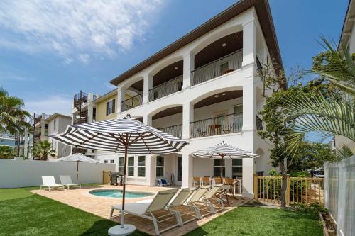 Sleeps 20, Private Pool, Putting Green, Walk to Beach Vitamin Sea by AvantStay