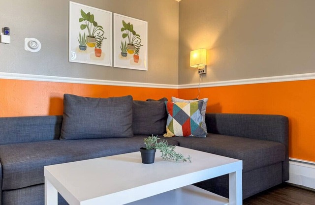 Sleeps 4! Charming 1 Bedroom w/2 Beds + WIFI!