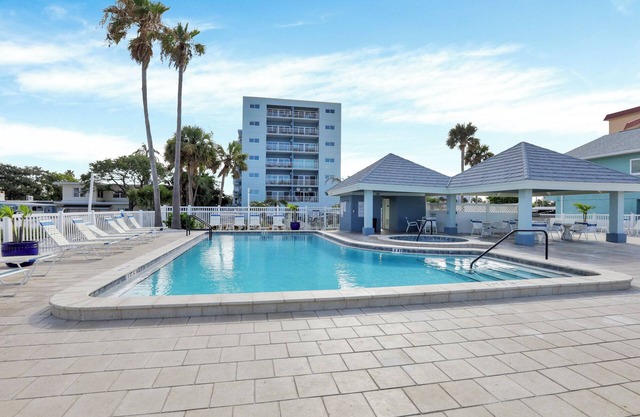 Sleeps 6 Beachfront, Pool, hot tub, Awesome views, walk to local restaurants