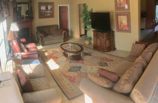 Sleeps 6 in 4 Queen Beds, former farmland, near New Bern, home of Tryon Palace.