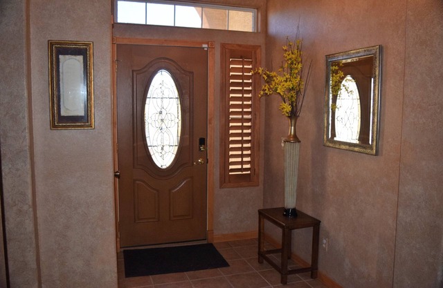 Sleeps 6 Near Golf, Hiking…Minutes to Shopping & Sport Stadiums. Pets welcomed