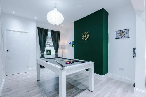 Sleeps 6, Pool Table, Free Parking, Perfect For Groups, Long Term Disc
