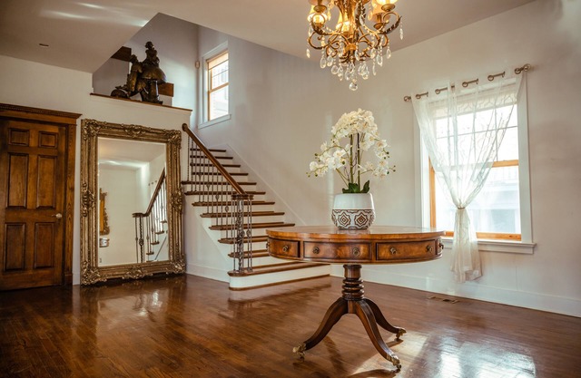 Sleeps 8, 7 Queen Beds, Centrally Located, Near Downtown KC & County Club Plaza