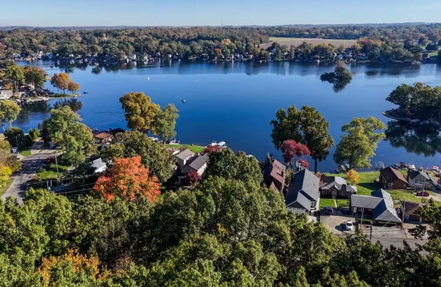 Sleeps 8 + BBQ + AC + Near Lake