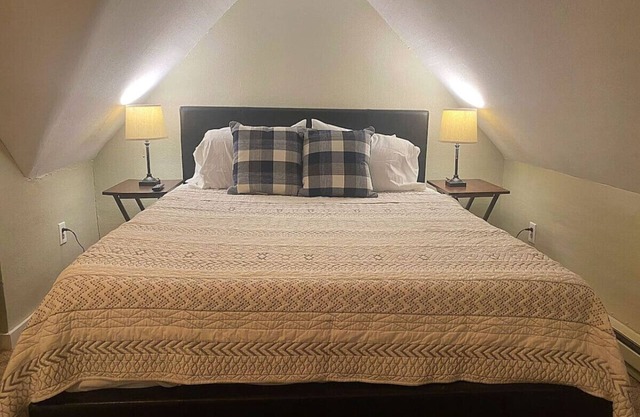 Sleeps 8! Cozy 2br Apartment in Triplex + WIFI!