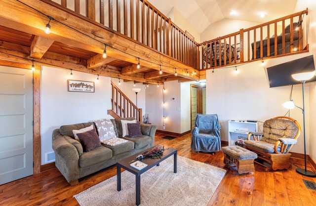 Sleeps 8, cozy, secluded