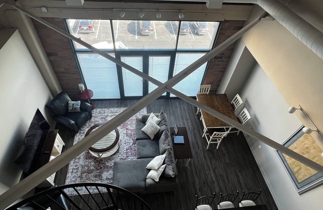 Sleeps 8 in downtown Sandusky minutes from Cedar Point &Sports Force